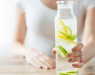 Митови и вистини за пиењето вода со лимон