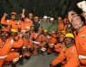КОНЕЧНО ИЗВЛЕЧЕНИ: Работниците кои 17 дена беа заробени во тунелот открија како го поминувале времето (ВИДЕО/ФОТО)