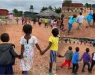 ДЕЦА ОД АФРИКА ИГРААТ НА ПЕСНА ОД БАЛКАНОТ: Неверојатно видео од камп во Замбија ги освојува мрежите а тие ГО ЗНААТ СЕКОЈ ЧЕКОР (ВИДЕО)
