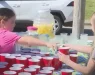 7-годишно девојче продава лимонада на улица за да собере голема сума пари: Причината за нејзиниот потег НОСИ СОЛЗИ ВО ОЧИТЕ