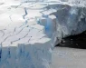 Голема санта мраз се откина од ледениот гребен Брунт на Антарктикот