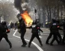 ХАОС ВО ПАРИЗ: Уапсени повеќе од 170 климатски активисти поради насилни протести