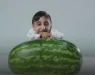 Најнискиот човек на светот е помал од лубеница: Успеа да го собори Гинисевиот рекорд, едвај пишува, не може да користи телефон, а еве што сака најмногу (видео)