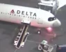 Се запали авион: Пожар изби од под пилотската кабина, патници во паника одат по крилјата, се појавија видеа (ВИДЕО)