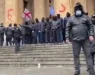Тотален хаос во Грузија: Народот се обидува да упадне во парламентот, луѓе облечени во црно носат сè пред себе (ВИДЕО)