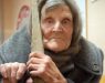 (Видео) Мачна сторија: 98-годишна Украинка пеш, во влечки побегнала од фронтот во Доњецк за да се најде со семејството