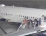 (Видео) Се запали авион на „Делта“, а патниците беа принудени да се качат на крилото