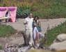 Бред Пит ужива во љубовта со 30 години помлада девојка: Парот е фотографиран како заедно шетаат на плажа