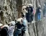 Туристите во Кина повеќе од еден час останале заглавени на карпа поради пренатрупаност