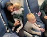 ВИДЕО | Мајка го залепила детето за седиштето во авионот и објаснила: Понекогаш сакаш само две минути мир