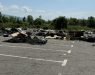 Купови со отпад на паркингот кај гробиштата во Бутел