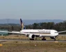 Драма во авион поради турбуленции: Еден патник загина, 20 повредени, наредено итно слетување