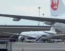Маж удира со глава во таванот на авионот: Вознемирувачка снимка се појави од авионот во кој загина патник (видео)