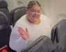 Не може да седи на седиште во авион, но не се откажува од летање: Девојката бара дебелите луѓе да добијат три седишта на летовите (ВИДЕО)