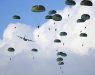 ВИДЕО | Повеќе од 350 падобранци скокнаа во Нормандија пред 80-годишнината од Денот Д