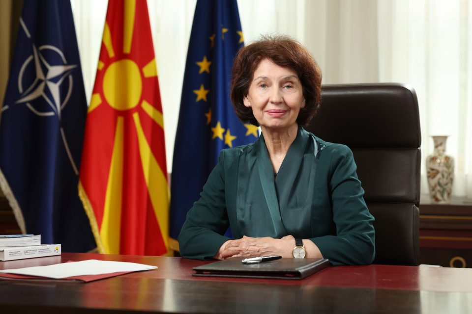 „Со секое заминување се прекинува нишка во нашето ткиво“: Сиљановска повика младите да останат во Македонија и тука да ја градат иднината