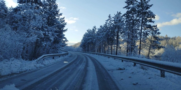 Слаб снег провејува, но патиштата остануваат проодни