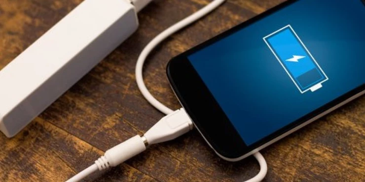 Дали вашиот телефон брзо се празни додека патувате? Овие 7 трикови за заштеда на батеријата вредат злато