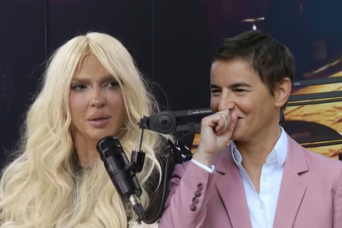 Карлеуша за првпат проговори за Ана Брнабиќ! Го спомена стилот на облекување, а потоа шокираше со признанието: „Да бев лезбејка, ќе бев со Ана“ (фото)