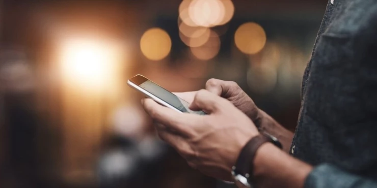 Вашиот телефон слуша сè: Нов шпионски софтвер чита пораки и ја следи вашата локација 24 часа на ден