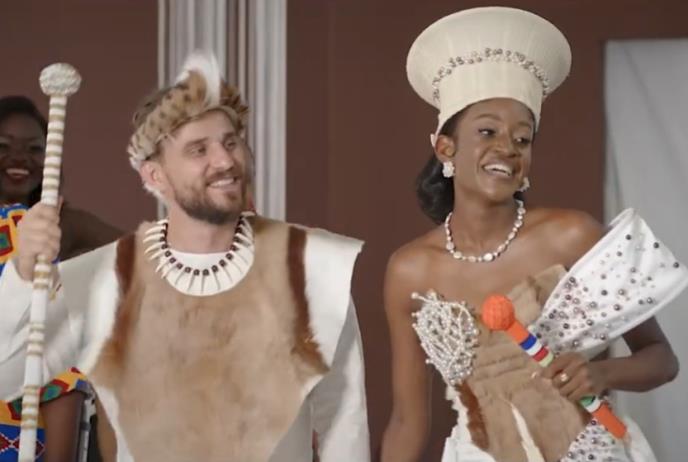 Русин се заљубил лудо во Африканка и решил да ѝ предложи брак: Отишол кај неа дома и видел дека никој не носи долна облека, а потоа го замолиле… (фото/видео)