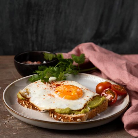 Дали е подобро да се јадат цели јајца или само белките?