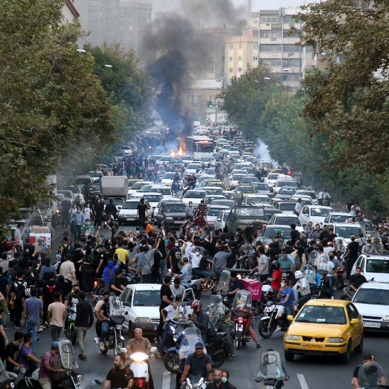 Трамп му се закани на иранскиот режим, државната телевизија ги нарече демонстрантите „терористички агенти“ на САД