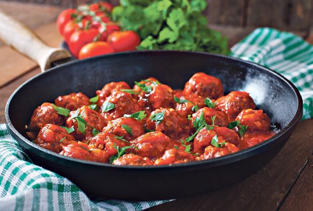 Најсочните ќофтиња во доматен сос: Зачините им даваат посебен вкус, а одлично одат со тестенини, компири, ориз…