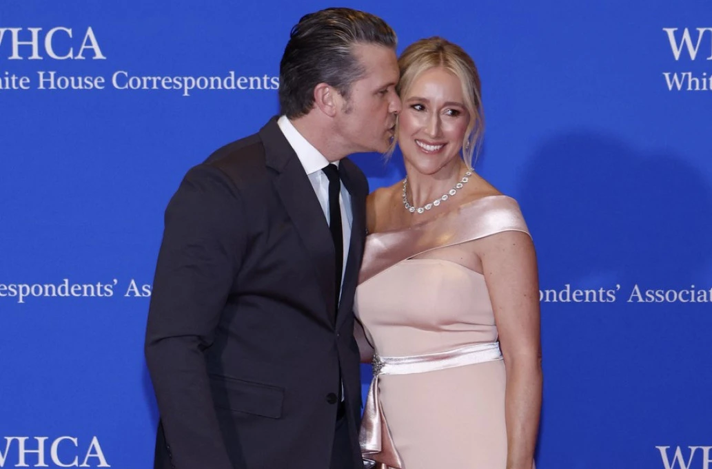 Сопругата на Пит Хегсет носи фустан од Тему кој чини 12 евра: „Треба да го напушти“