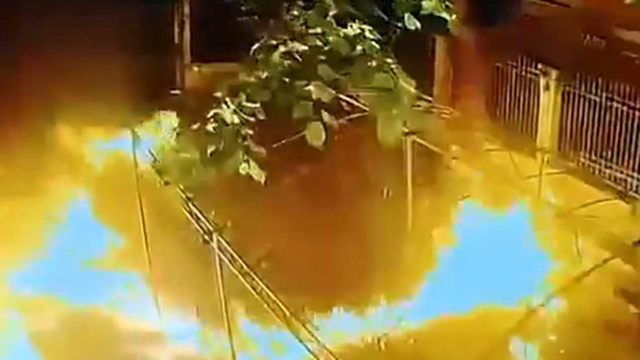 (Видео) Израелската амбасадорка објави како луѓе рипаат во дворот на синагогата, поливаат течност и фрлаат бакља