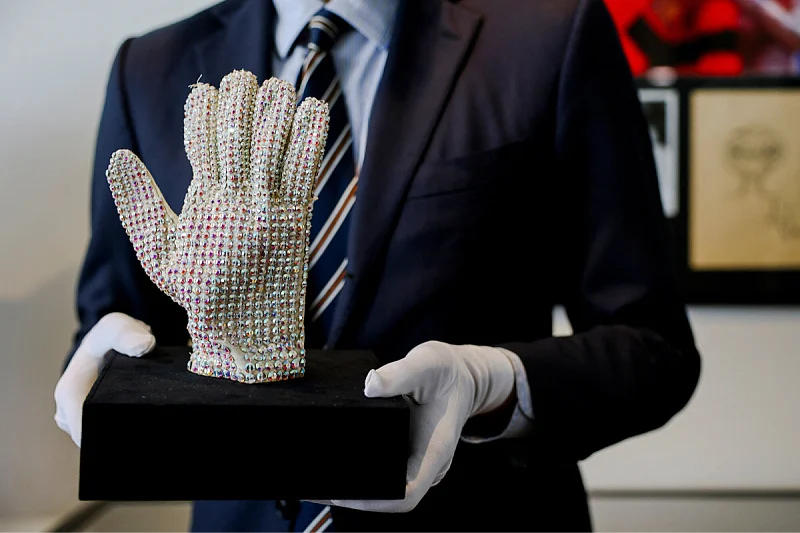 Предмети од Мајкл Џексон на аукција: меѓу нив и ракавица од турнејата „Bad“ (фото)