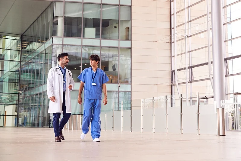 Хаос во здравството во Велика Британија: Медицинските сестри ја вршат работата на лекарите поради недостиг на персонал