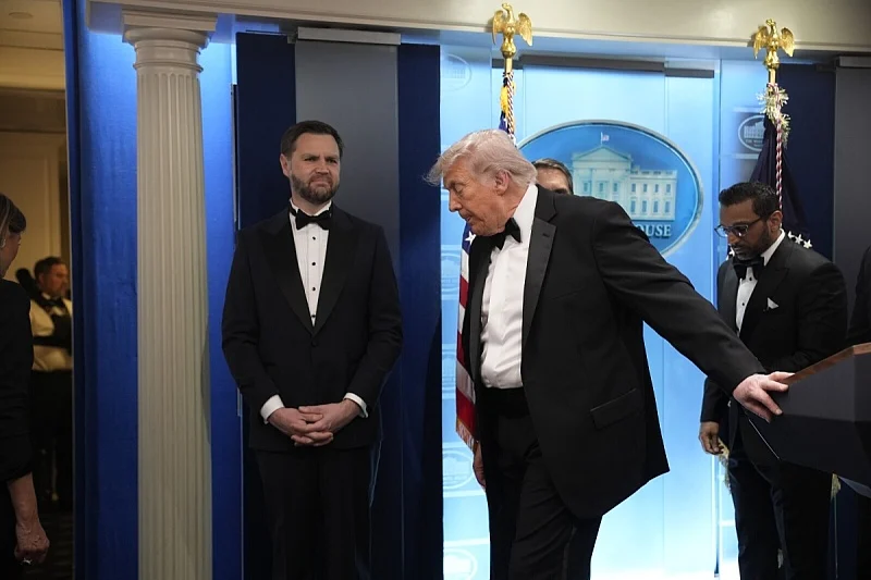 Трамп тврди дека пукањето нема да го спречи да ја добие војната со Иран: Ќе продолжиме да работиме одлично