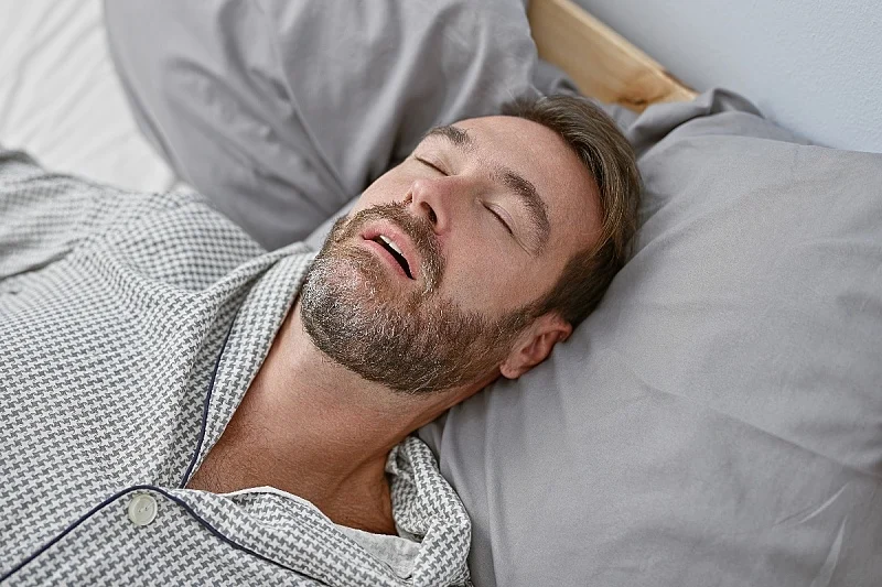 Три клучни знаци дека рчењето ве изложува на ризик од срцев или мозочен удар