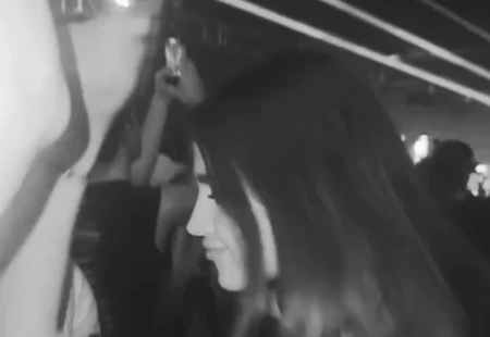 „ЗА ГОЛИ СЛИКИ, ПРАТЕТЕ МИ ПАРИ“ – Ќерката на Здравко Чолиќ целосно се опушти: Го поминува времето како да нема утре, а на задникот има шокантен натпис (фото)