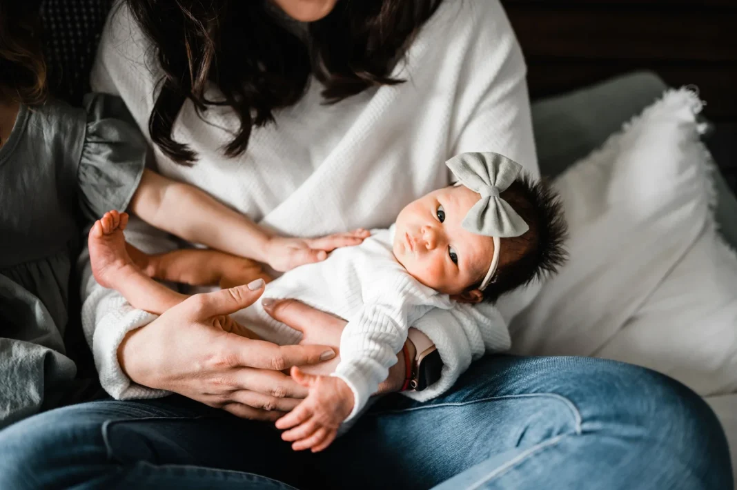 Државата плаќа за грижа на деца – родителите ќе добиваат помеѓу 300 и 500 евра месечно, но има важен услов