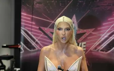 Хаос во вилата на Дедиње: 50 луѓе упаднаа во куќата на Јелена Карлеуша – пејачката остана без зборови (фото)