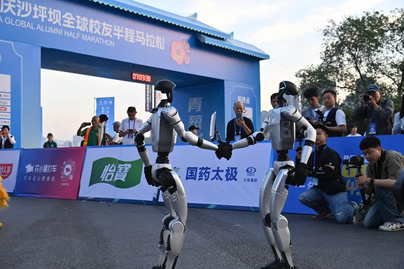 Роботи трчаа по улиците на Пекинг, Кинезите направија чудо: Муња истрча полумаратон за одлично време, го сруши рекордот