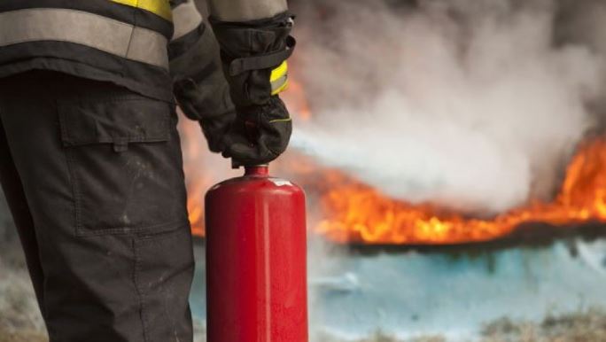 Неколку пожарникари се здобиле со полесни изгореници во пожарот во Радовиш