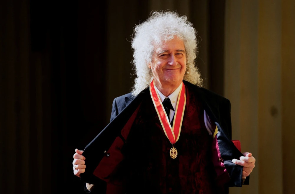 Гитаристот на групата „Queen“ ја откри тајната на добриот изглед: Сè се случува под тушот