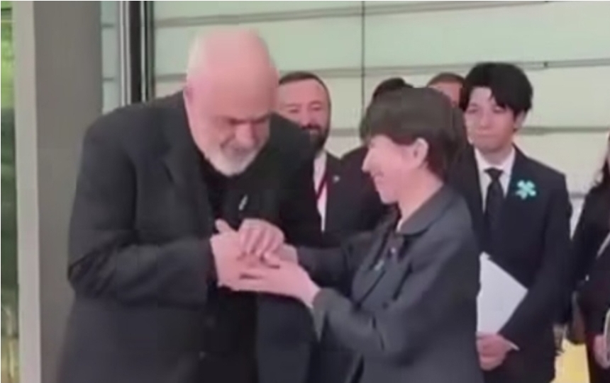(Видео) Рама се посрамоти, се обиде да ја бакне раката на јапонската премиерка таа го одби