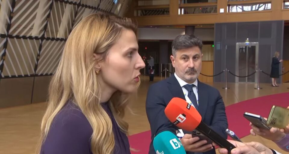 Чамова пред утрешната средба со Муцунски порачува: Бугарија нема да преговара со Македонија