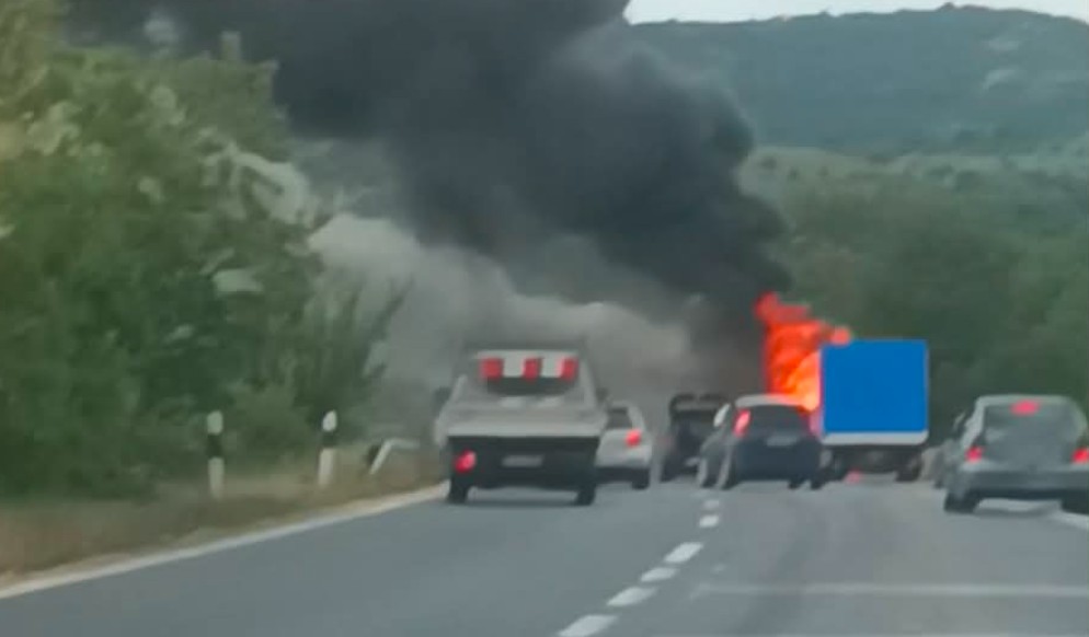 Сообраќајот на автопатот Велес-Скопје е нормализиран на местото каде што се запали автобус