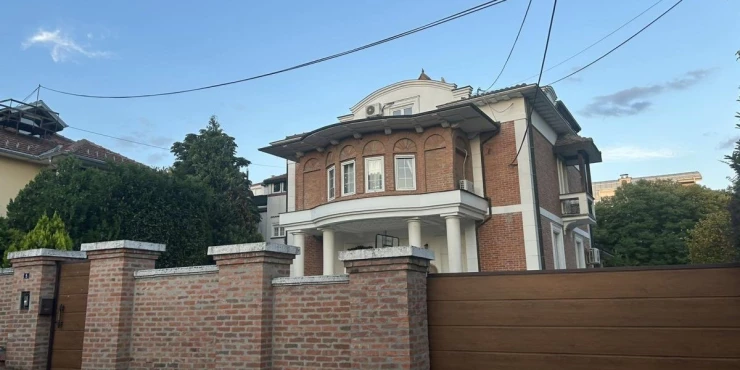 Брак само на хартија?! Најбогатиот пејач во Србија живее одвоено од сопругата – шокантни информации 