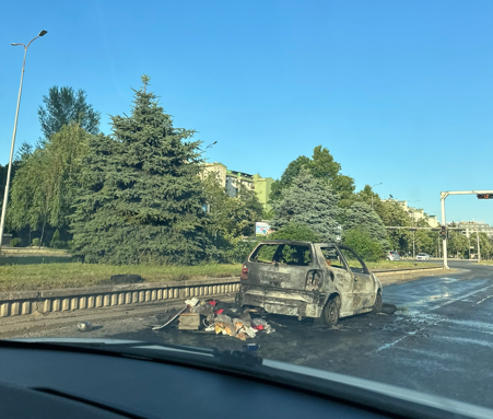 Возило се запали на булеварот „Јане Сандански“