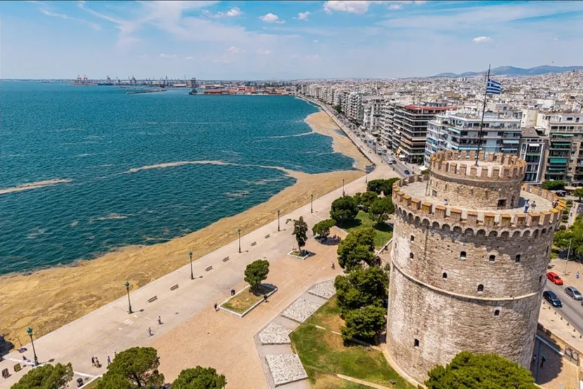 ПАНИКА ВО ГРЦИЈА! Морето во близина на Солун одеднаш стана целосно зелено