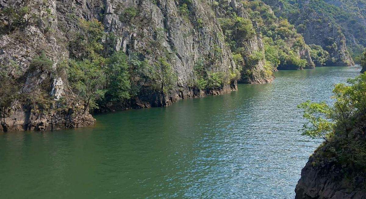 Момчиња пливале во Треска и биле однесени од надојдената вода поради испуст на браната Матка