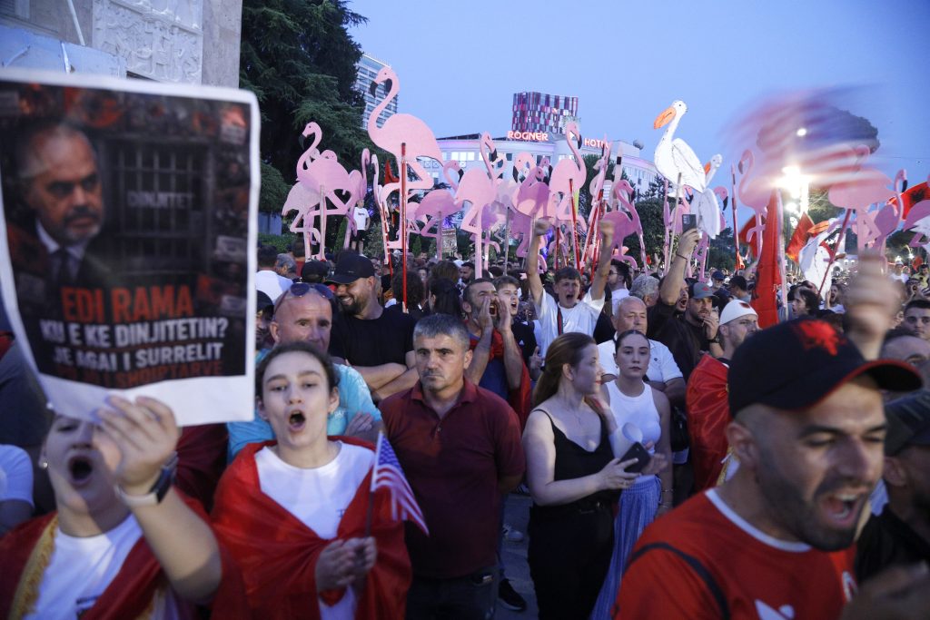 Нови детали: Албанија им забрани влез на десетици лица од Македонија поради антивладини протести во Тирана