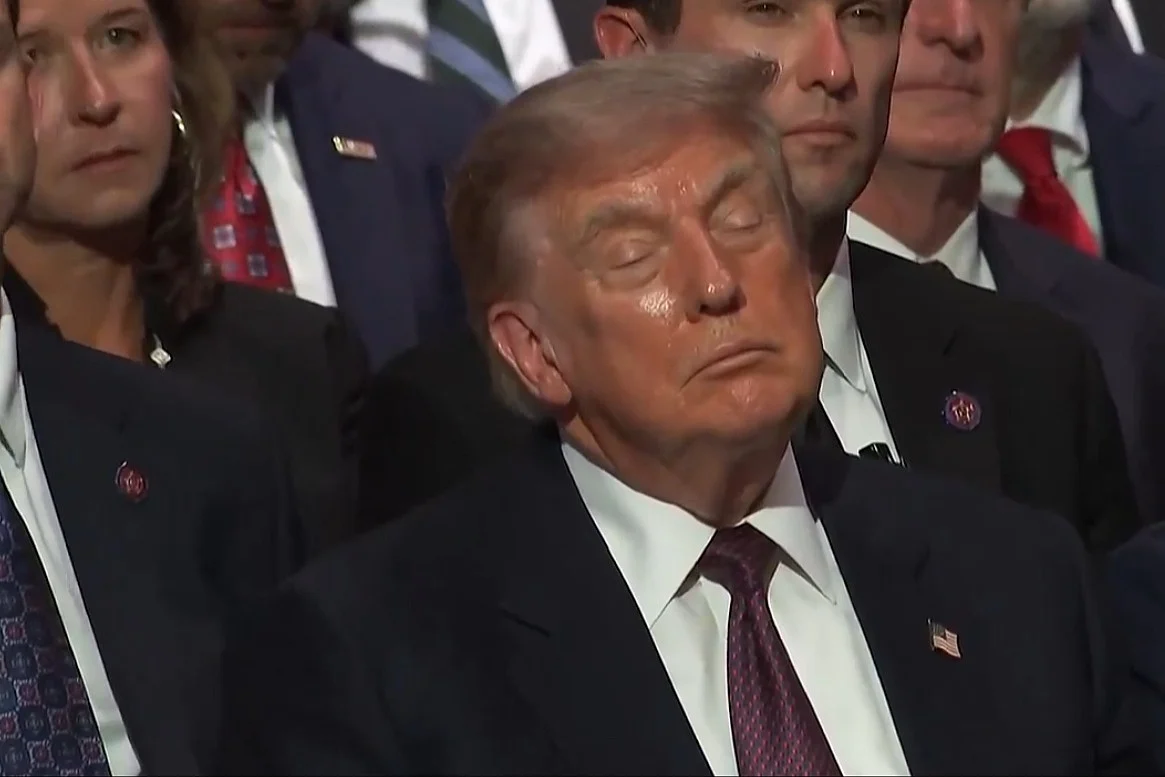 Трамп задремал на погреб? Белата куќа: Не спиел, туку размислувал, а секој што тврди поинаку е идиот
