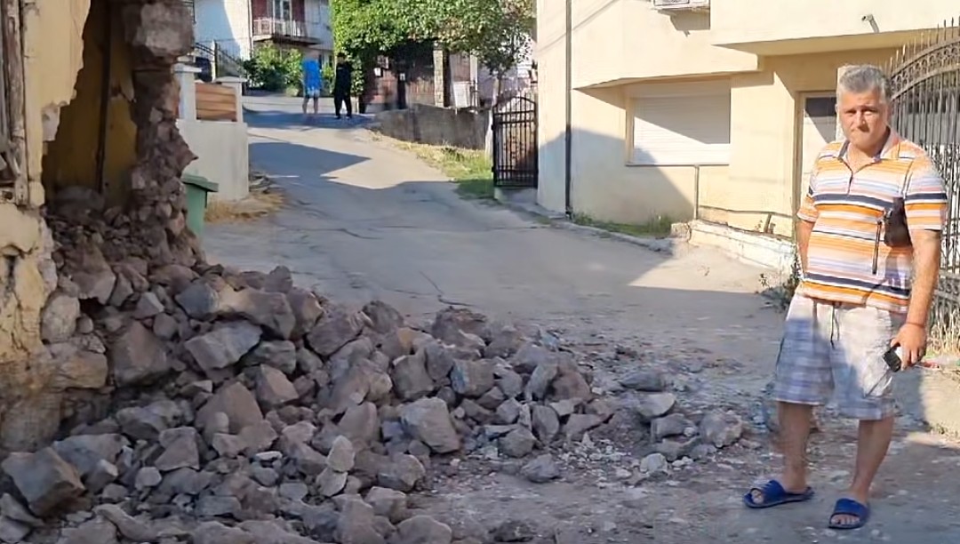 (Видео) Драма во Штип: Багер во четири часот наутро удрил во семејна куќа додека сопствениците спиеле